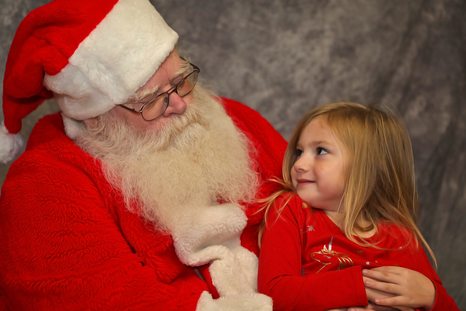 2023 12 09 AR Aria Vroman age 5 with Santa at MHS breakfast IMG 3767